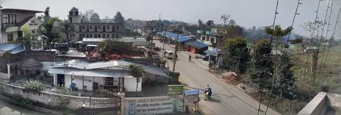 चितवन राष्ट्रिय उद्यान नजिकैको होटल सडक / Hotel street near Chitwan National Park